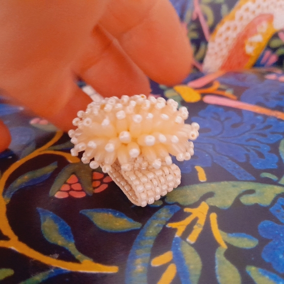 Mother Of Pearl Tone Cream Starburst Cluster Stretchy Ring - Picture 10 of 16